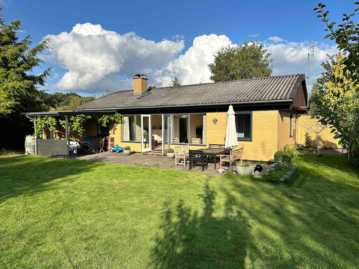 Sommerhus ved strand og havn