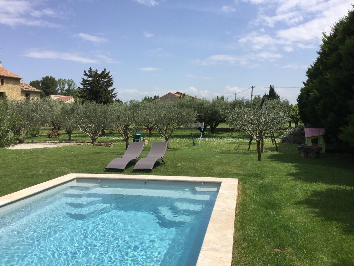 Pretty vacation rental with pool in Bédarrides near the city of Avignon, close to the center on foot - sleeps 4.