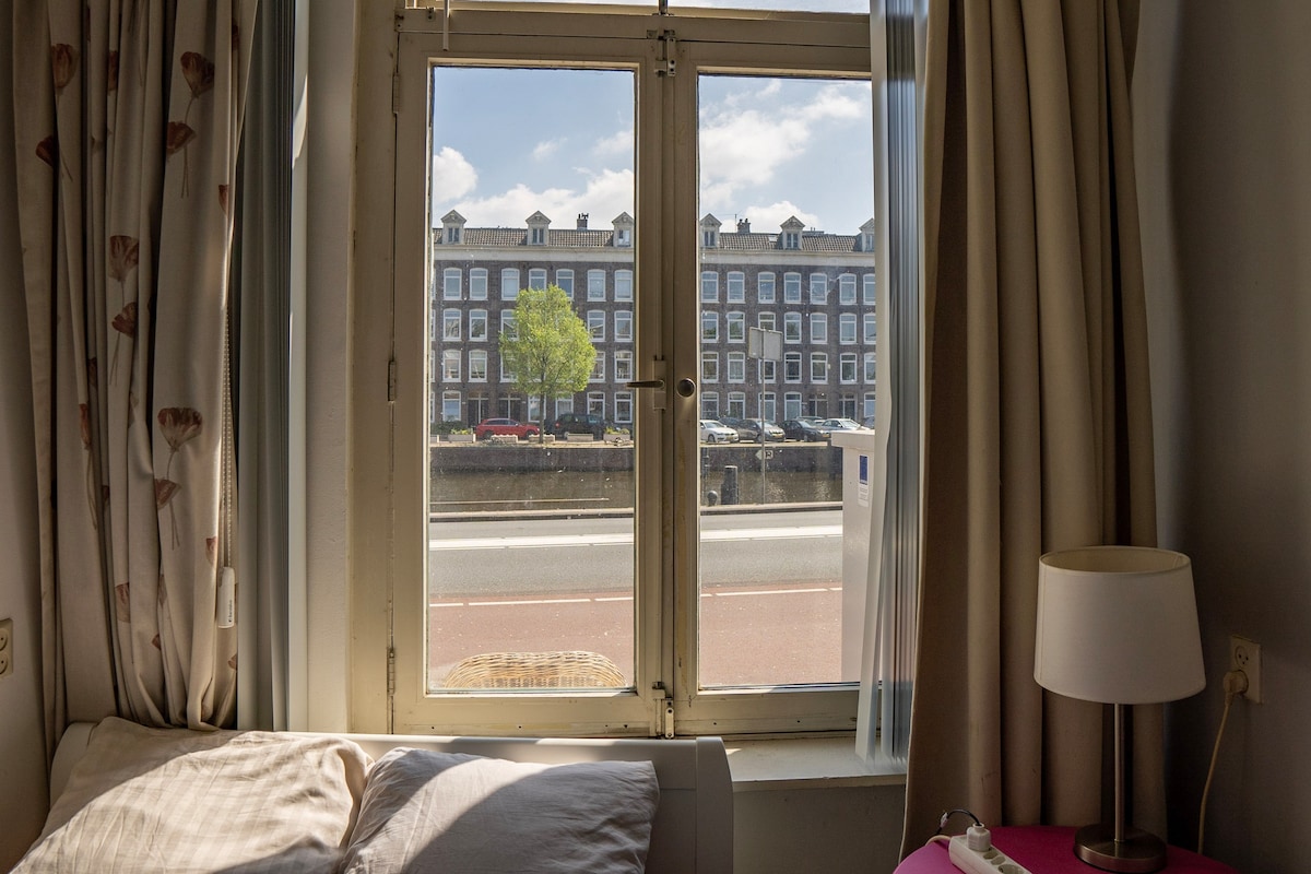 阿姆斯特丹市中心的独立房间内有双人床！