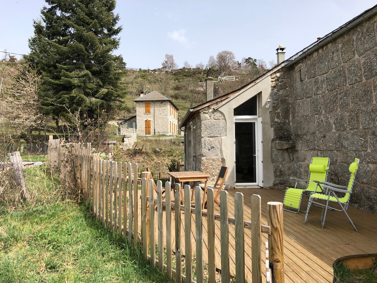 Maison village avec terrasse en bois ensoleillée