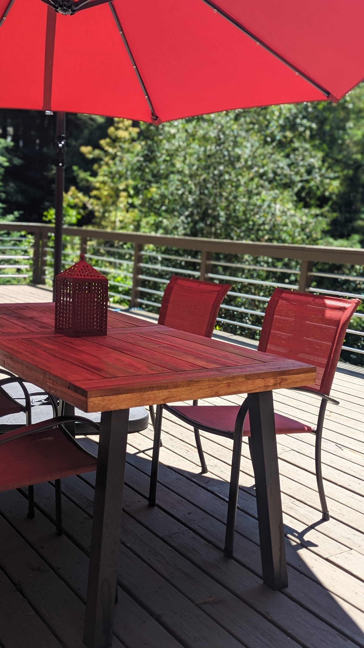 The Hideaway: Sunny 2BR Apartment in the Redwoods