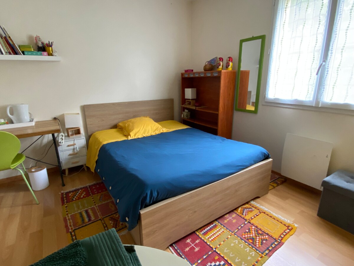 安静的卧室，位于单层房屋内。