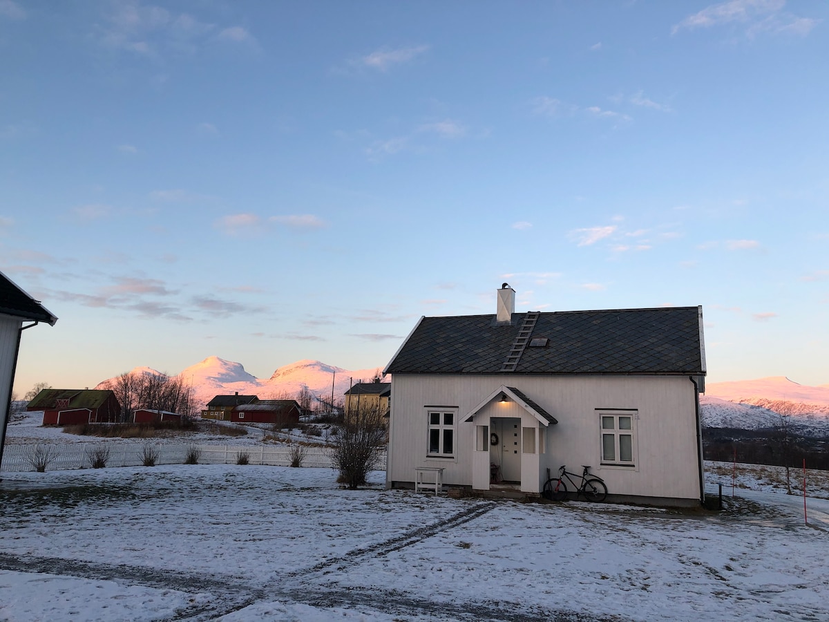 Idyllisk Nordlandshus på gård i Nordland.