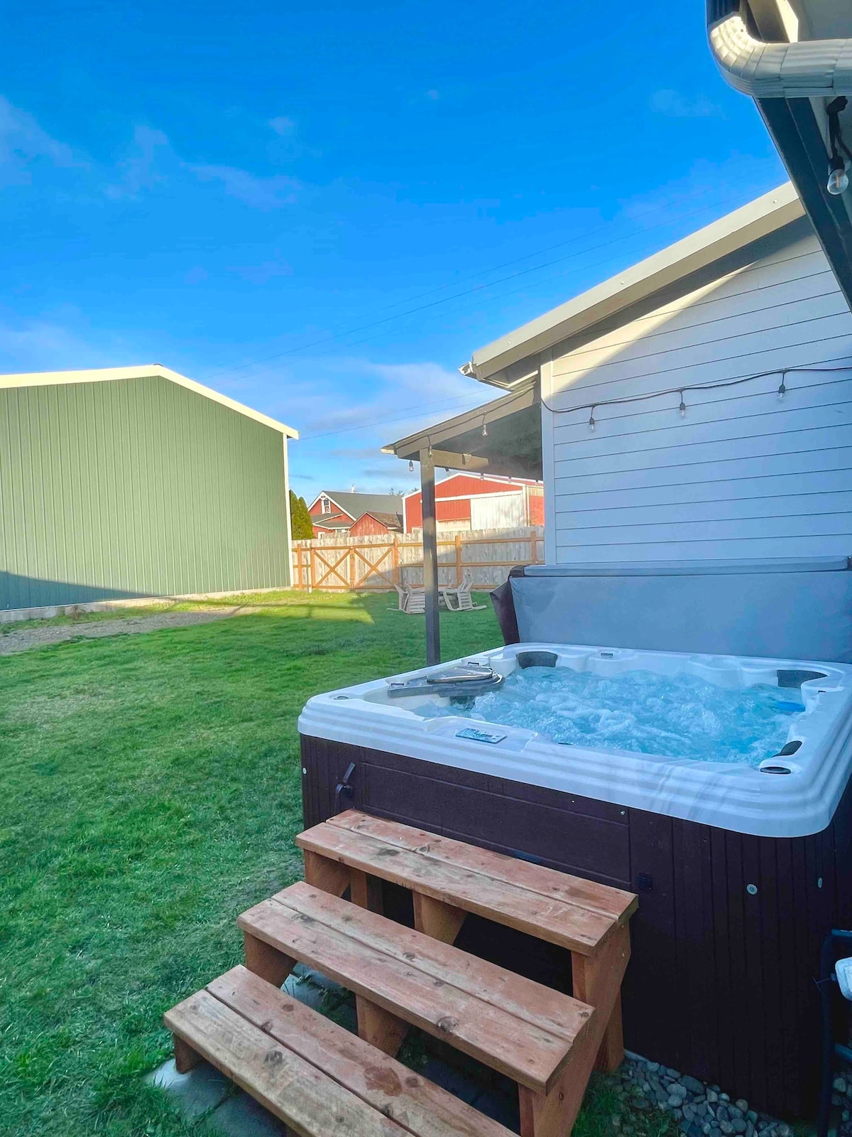 Waddle on Inn-Hot Tub, Pet Friendly, Fully Fenced!