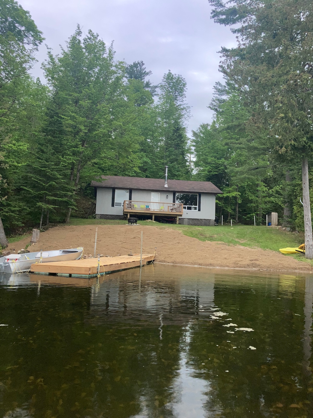 冬季恒定湖畔小屋度假胜地