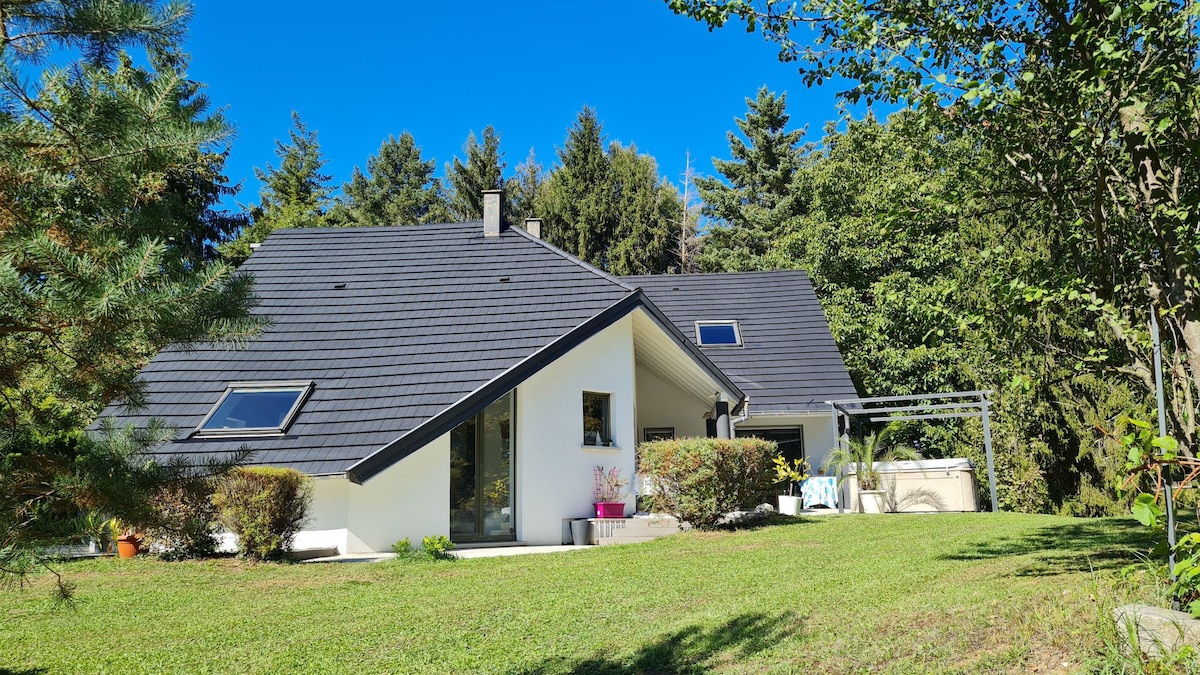 VILLA en bord de rivière avec jacuzzi extérieur.