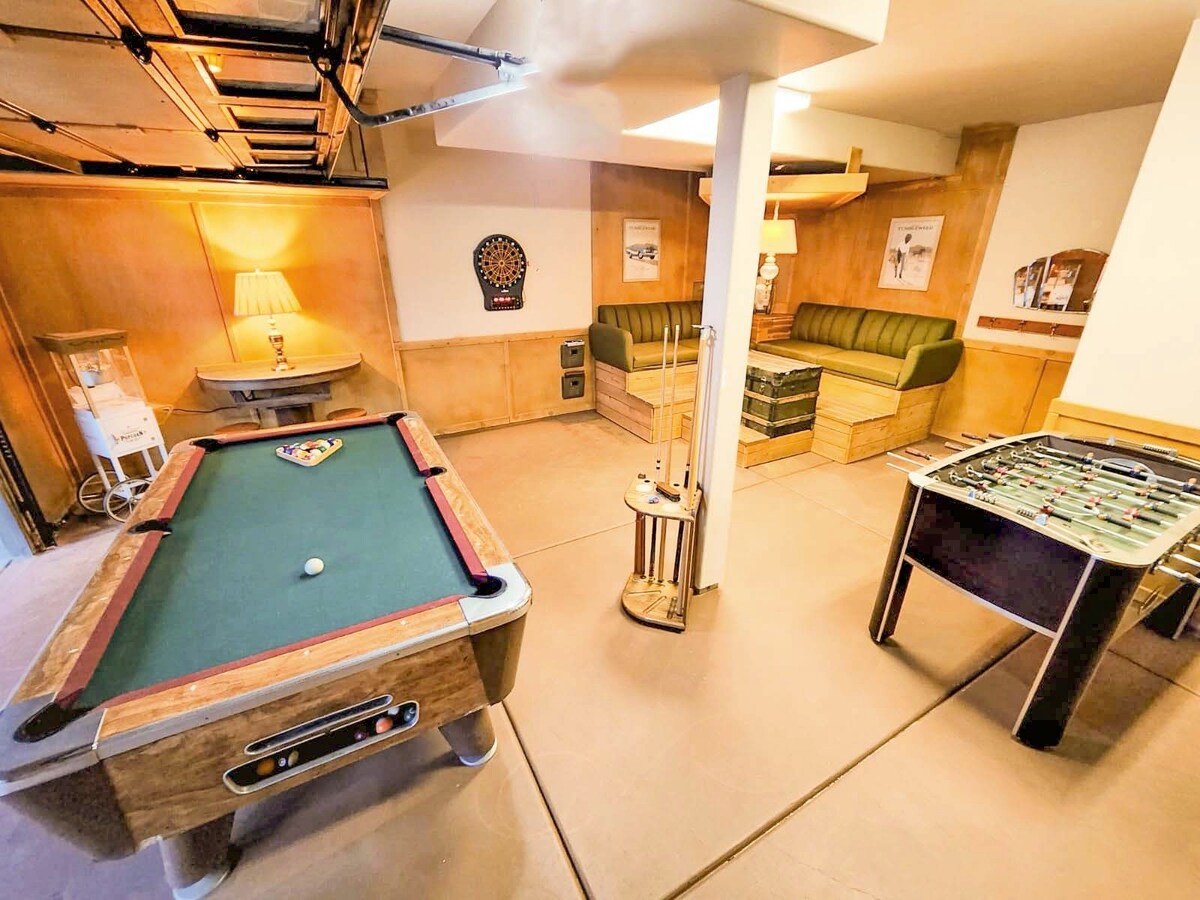 Gorgeous 3-bedroom w/ loft, hot tub and pool table