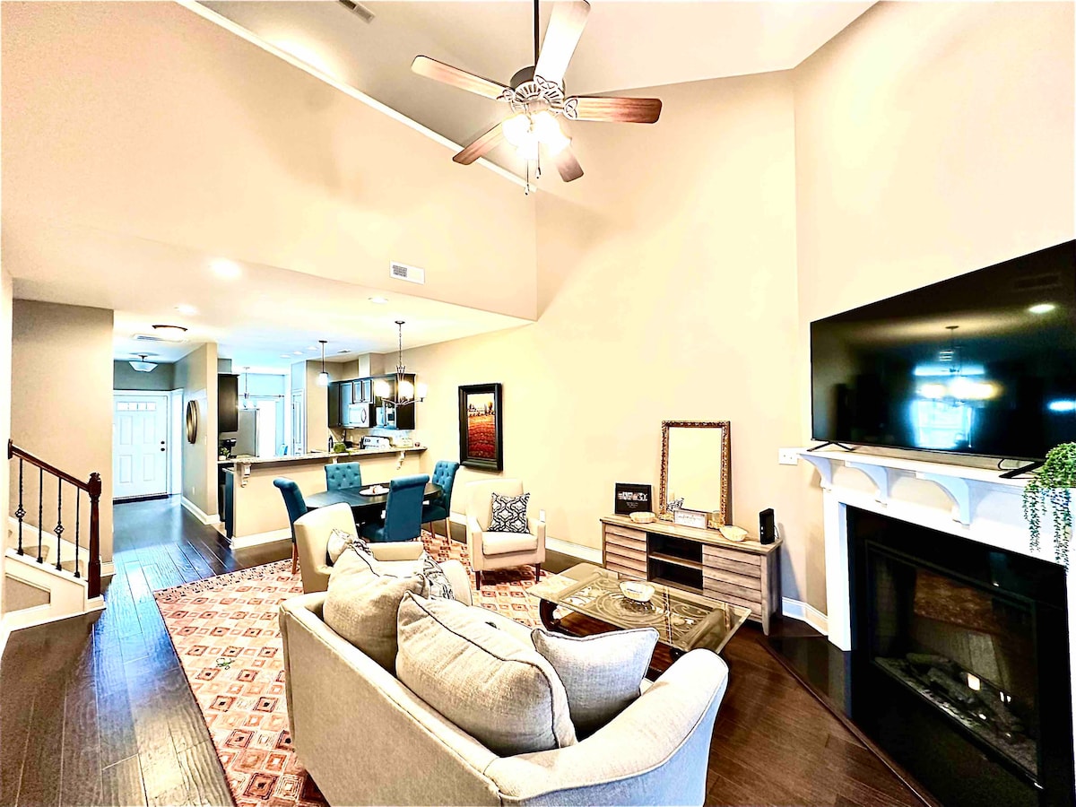 The Captains Quarters 3Bd/3Ba Luxury Townhome!