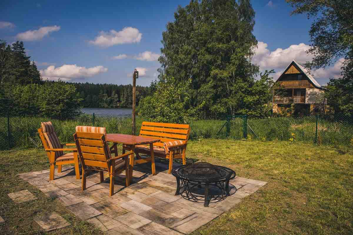 时尚的度假木屋，位于拉特米罗夫池塘（ Ratmírov Pond ）郊区
