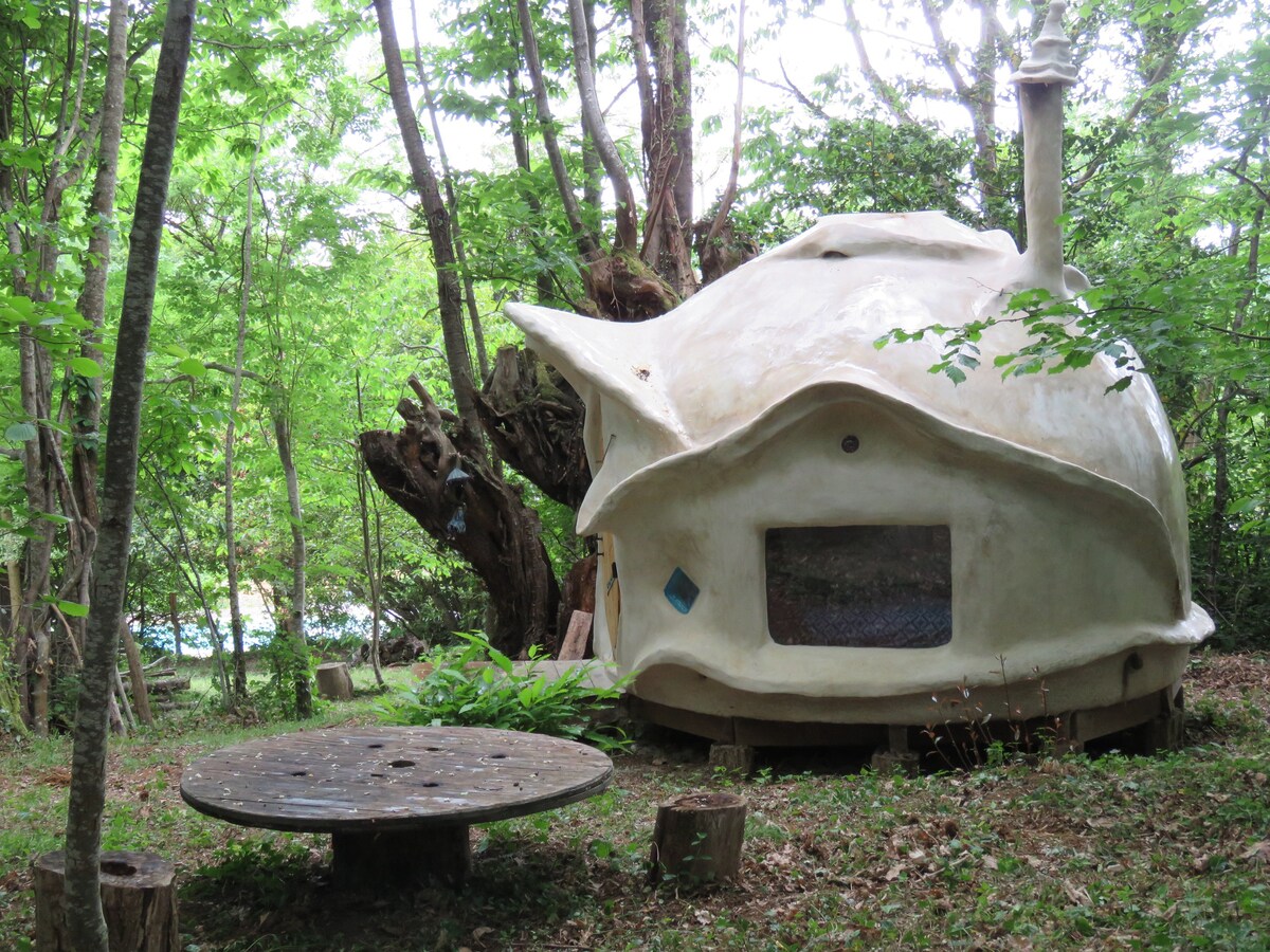 位于树林中心的Elfian小木屋或Kerterre小屋