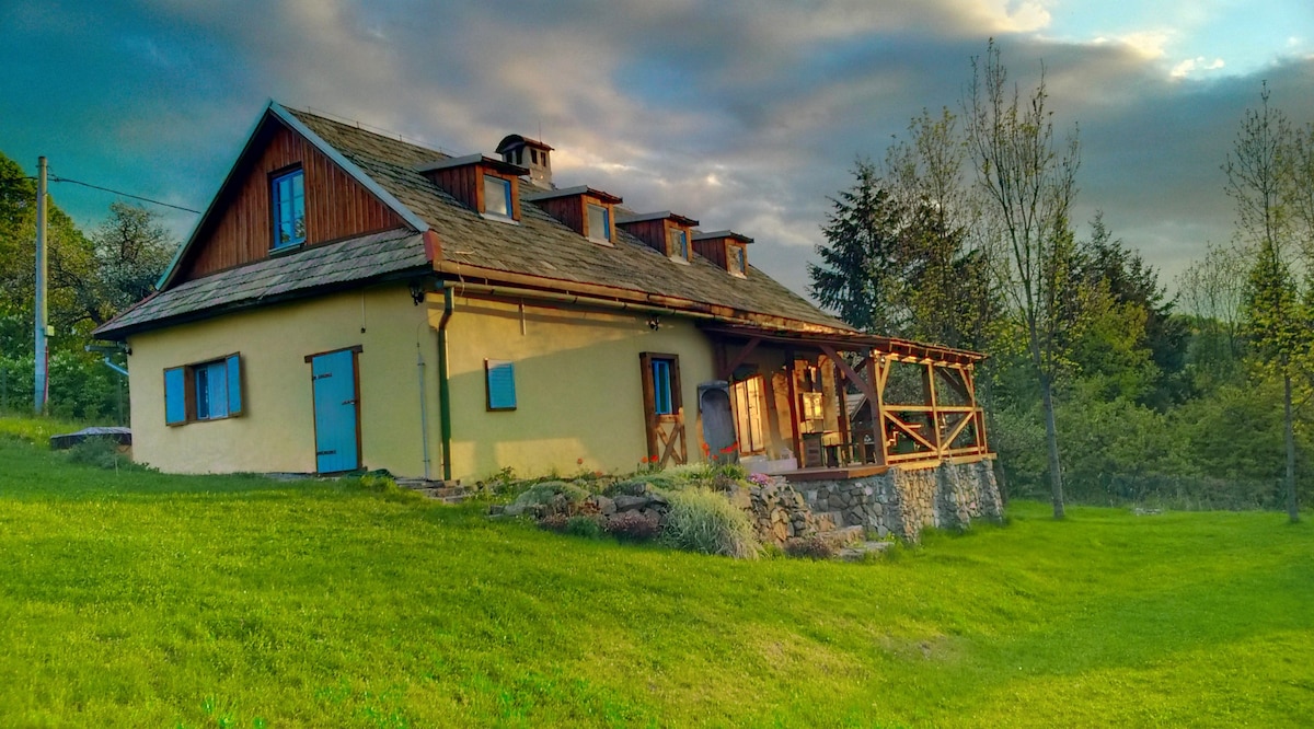 斯蒂亚夫尼察（ Štiavnica ）上方的天空-带花园的"蓝色"小屋