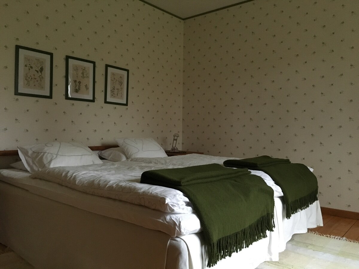舒适的房间，小，两张90厘米的床，独立卫生间