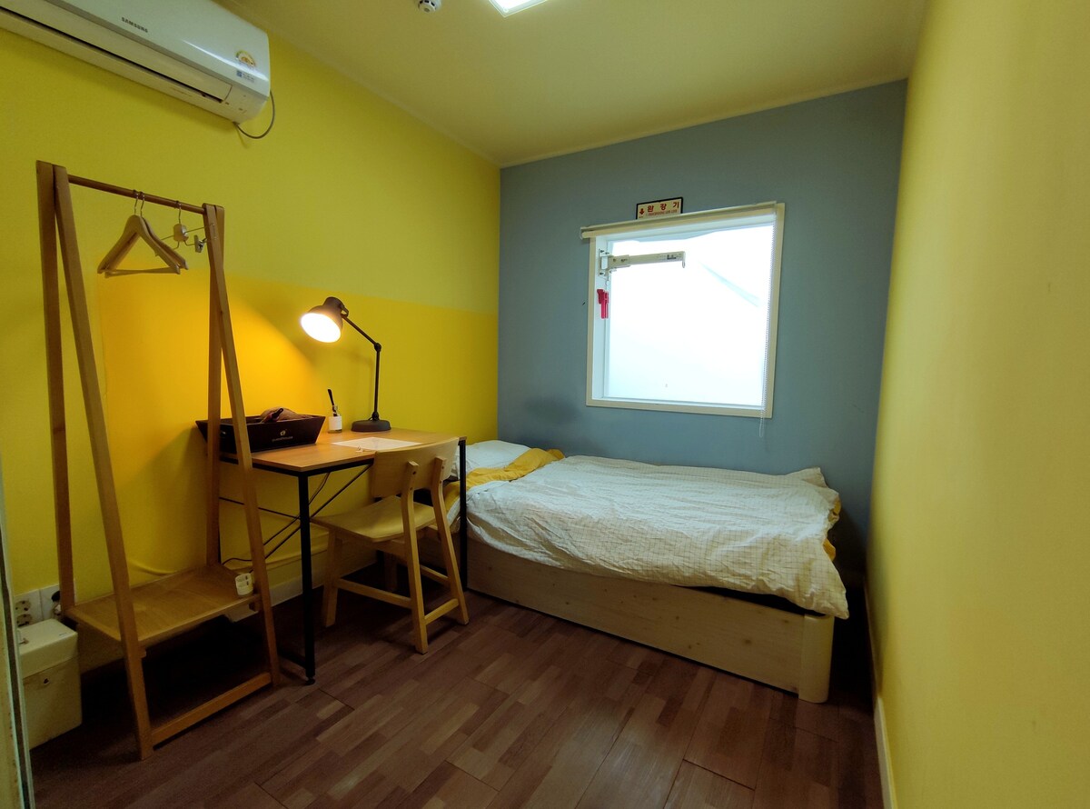907
房间舒适的独立房间，带卫生间
24房客大道