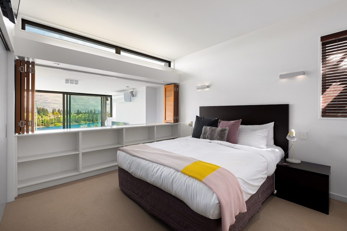 Top Floor One-Bedroom Apartment in Queenstown