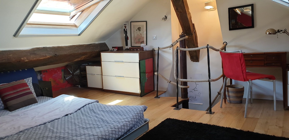 une chambre mansardée au-dessus de l'appartement