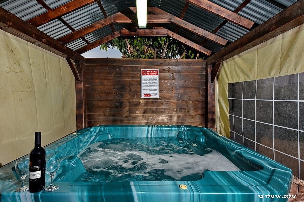 加利利海边带泳池和热水浴缸的度假木屋