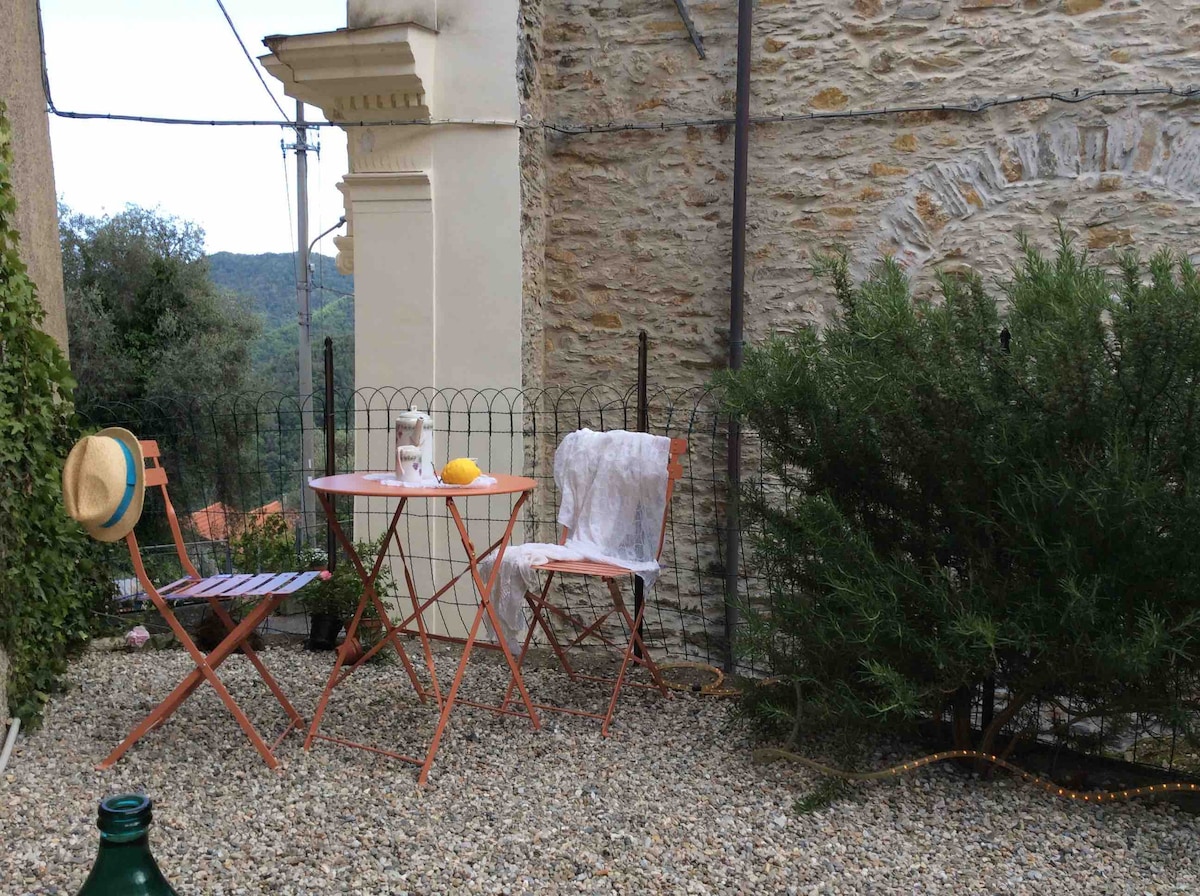 Casa Nonna tra gli Ulivi, in piccolo borgo ligure