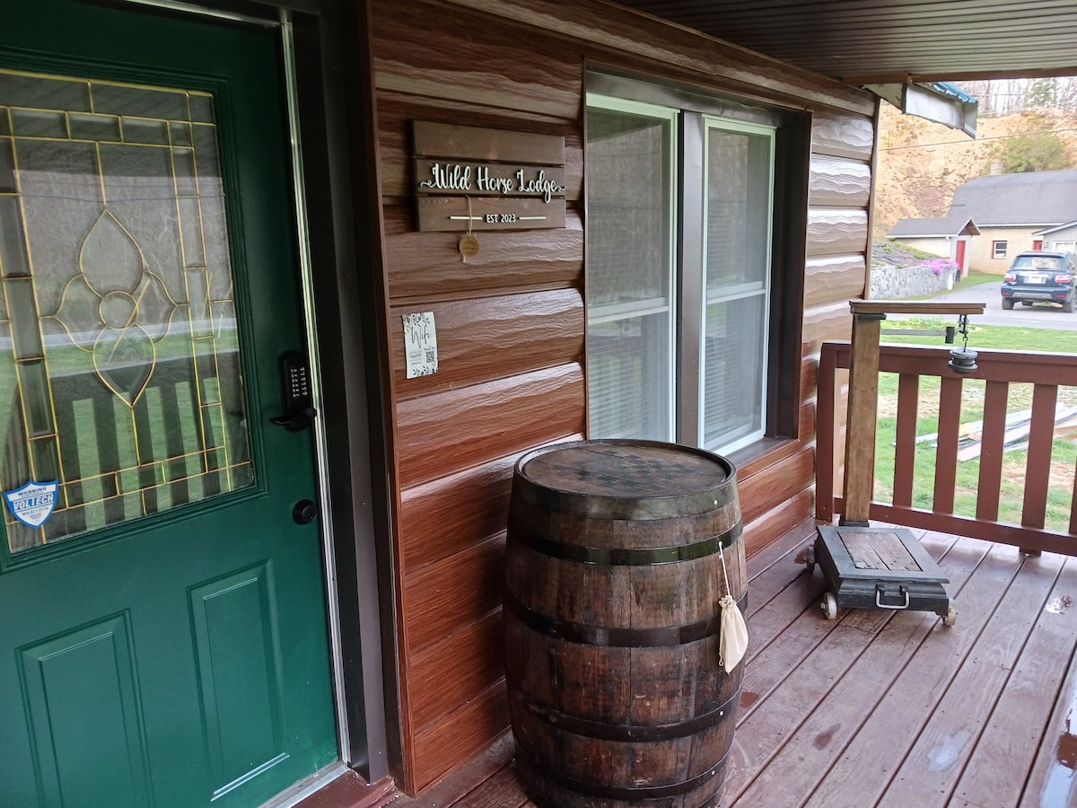 Wild Horse Lodge Cabin - Arcade & Outdoor Theater