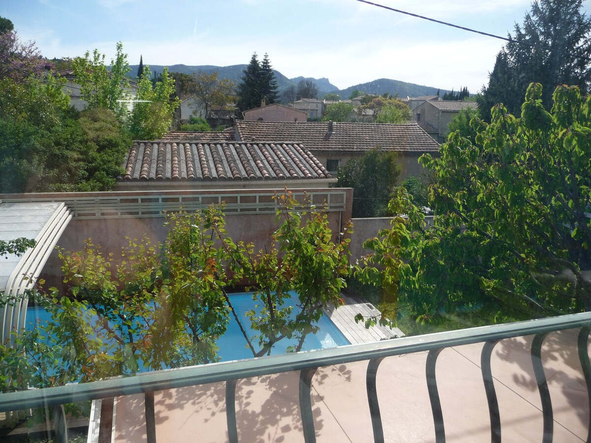 Villa indépendante avec jardin piscine couverte