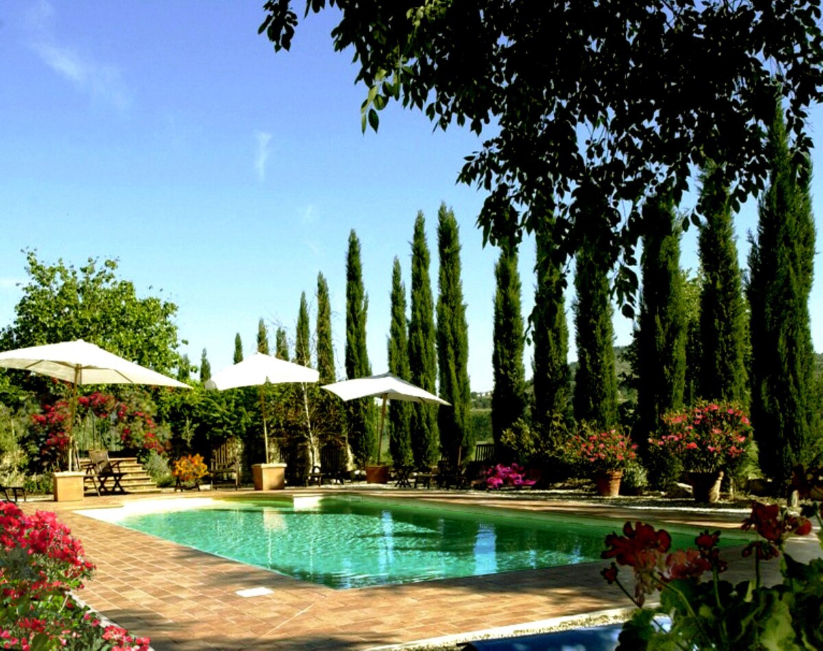 Stunning villa, pool & party barn, near Tuscany
