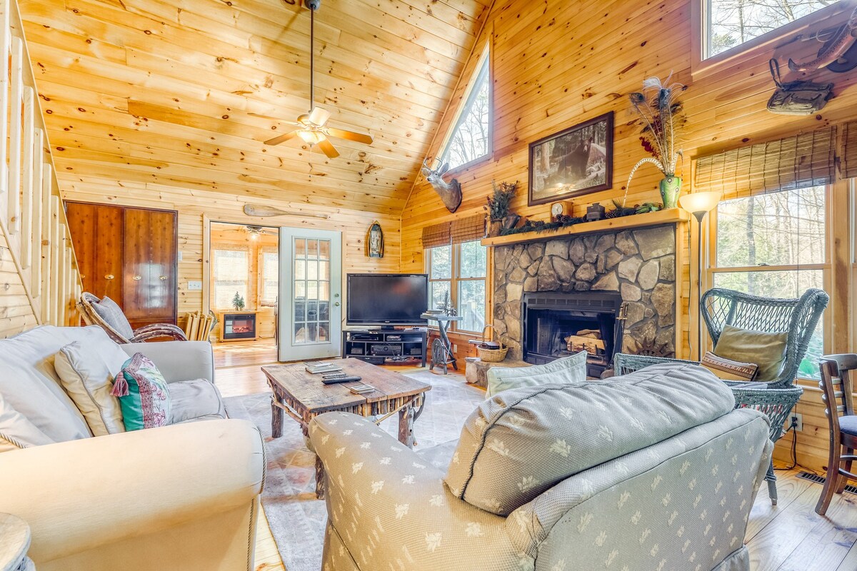 Lovely dog-friendly cabin w/ wood-burning stove, private hot tub, & free WiFi!