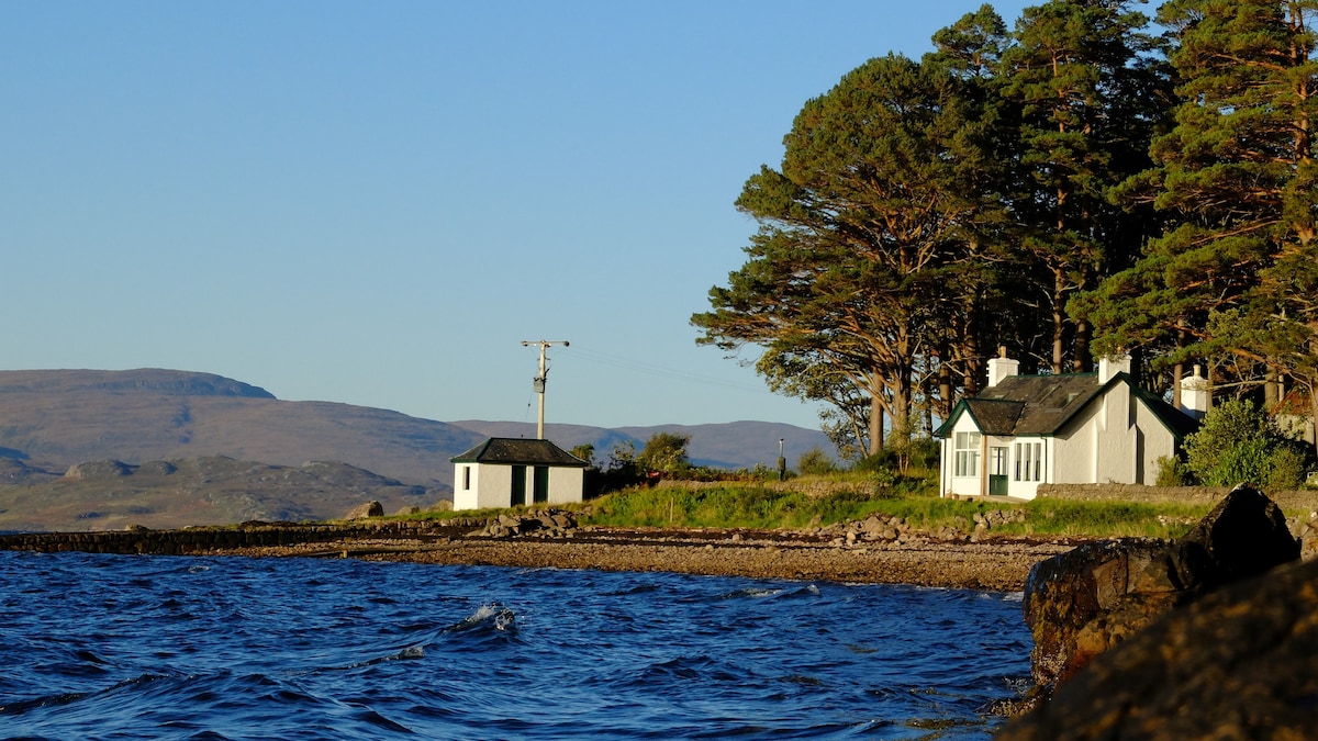 Lochside Cottage in Beautiful Highland Estate