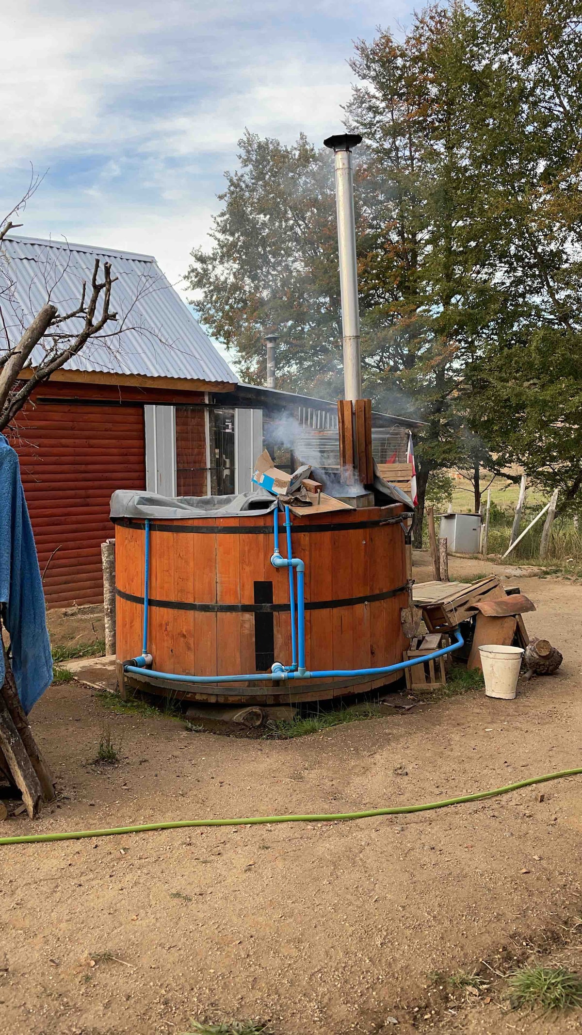 漂亮的山间小屋、罐子、白色草地