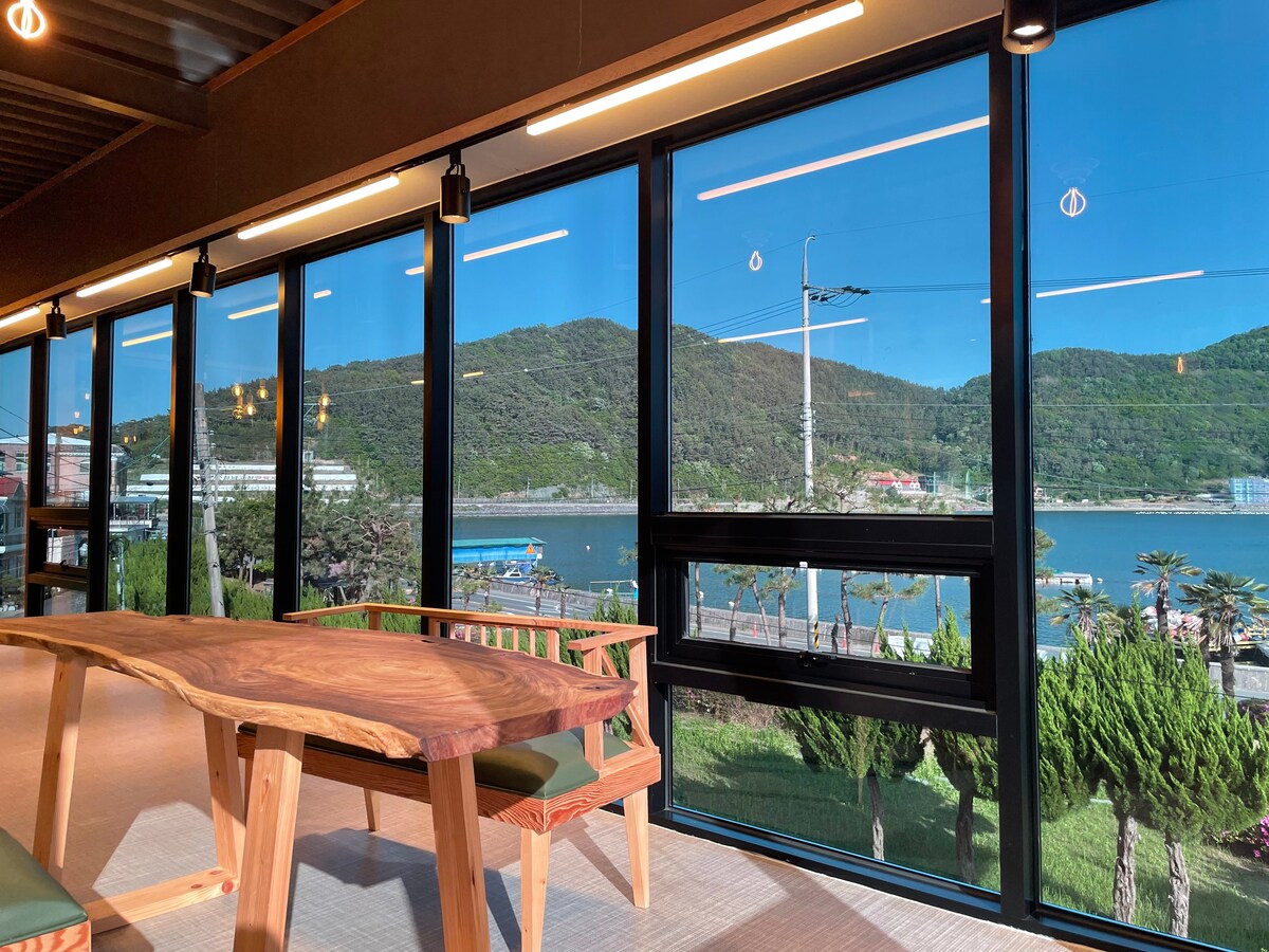 这是一个温和的康复住宿，一个40坪宽敞的住宿，有一个玻璃窗，俯瞰大海。