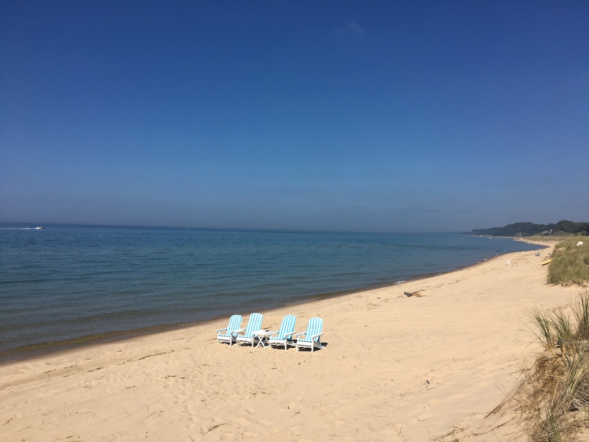 海滩前（带沙滩）和客房。