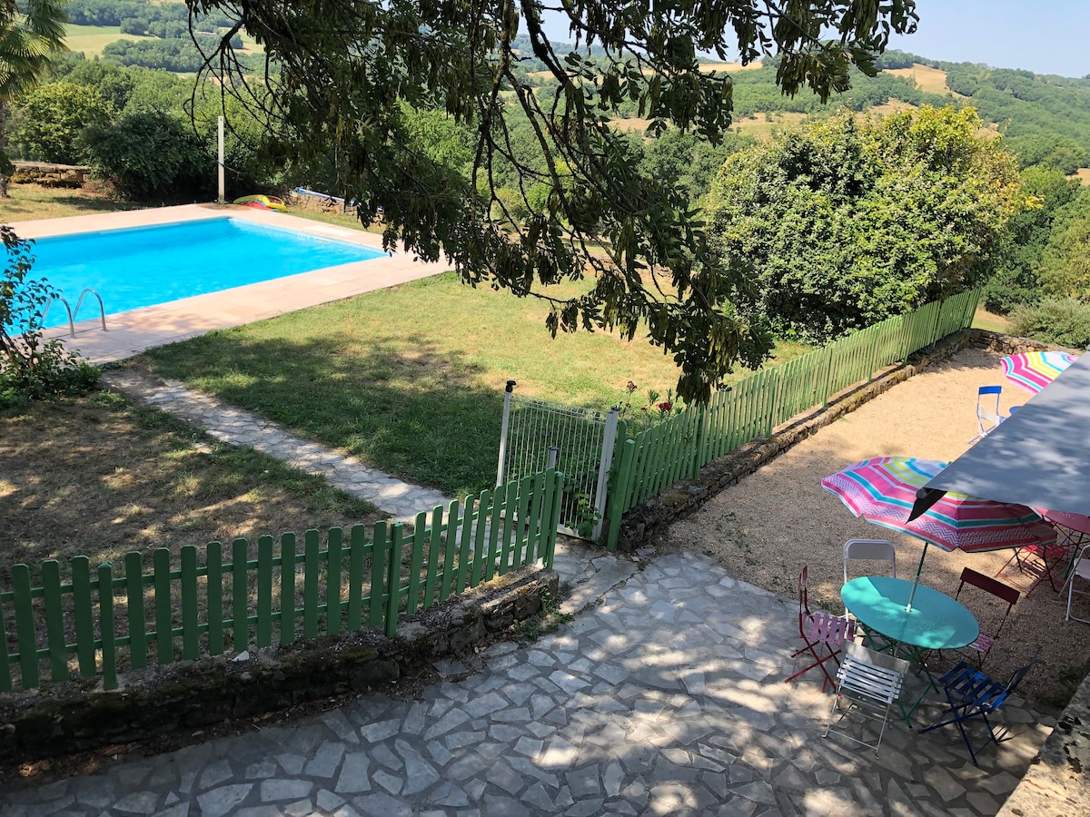 阿韦龙峡谷（ Aveyron Gorge ）的大型乡村小屋