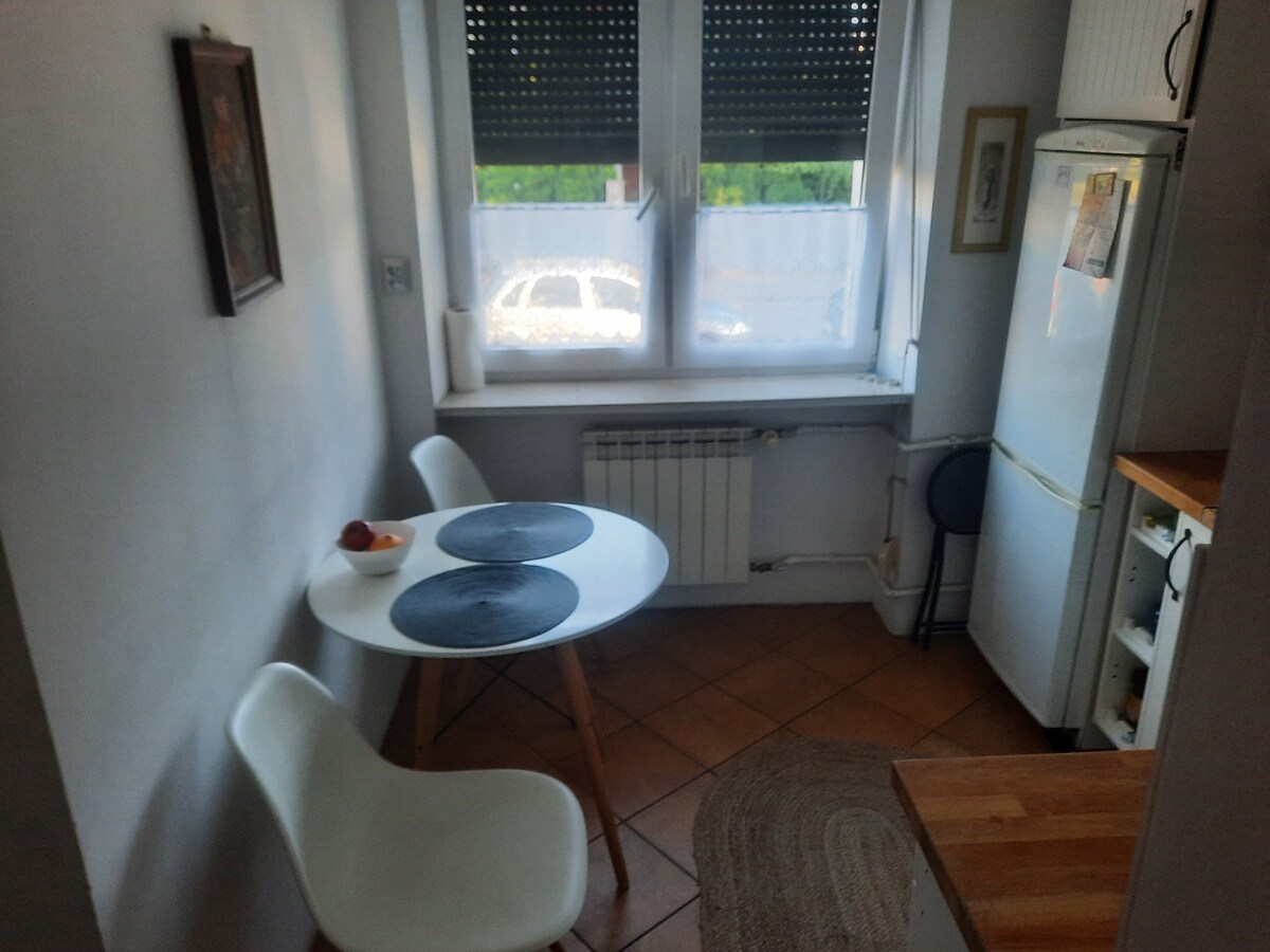 位于Łyrardów中心的舒适单身公寓