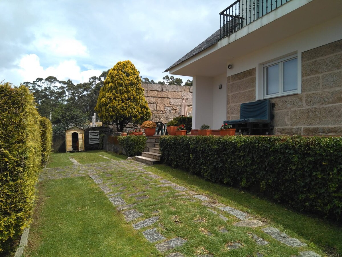 房子位于O Grove ，带花园，可俯瞰河口。