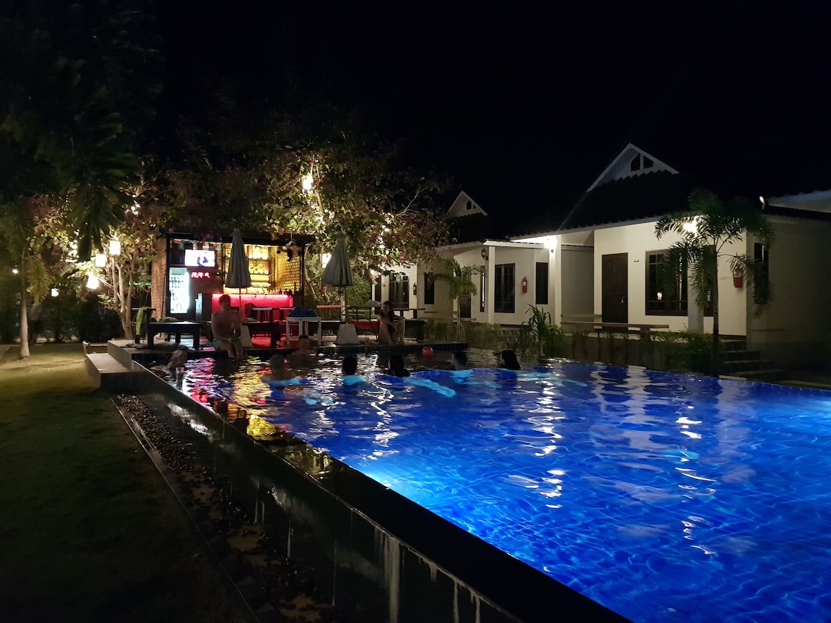 Thanawong泳池别墅的双床平房