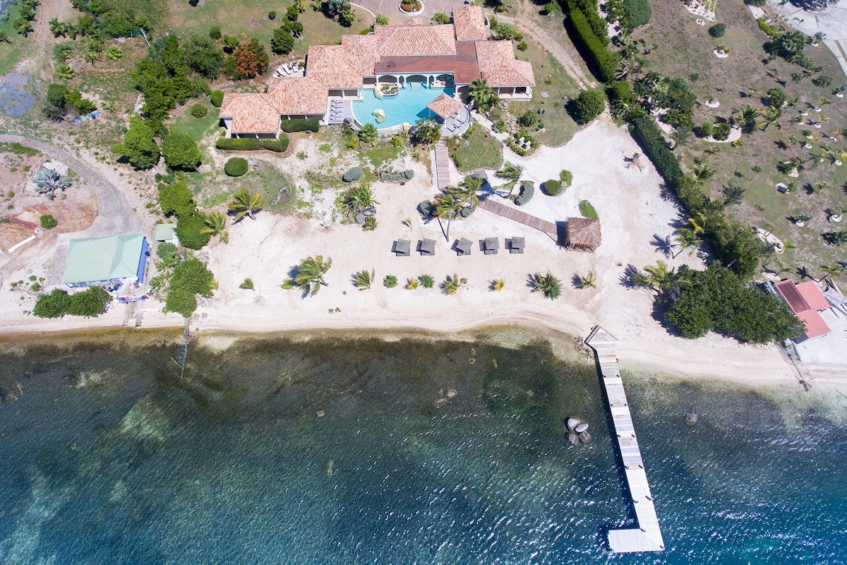 La Salamandre - Lagoon front villa with pool & gym