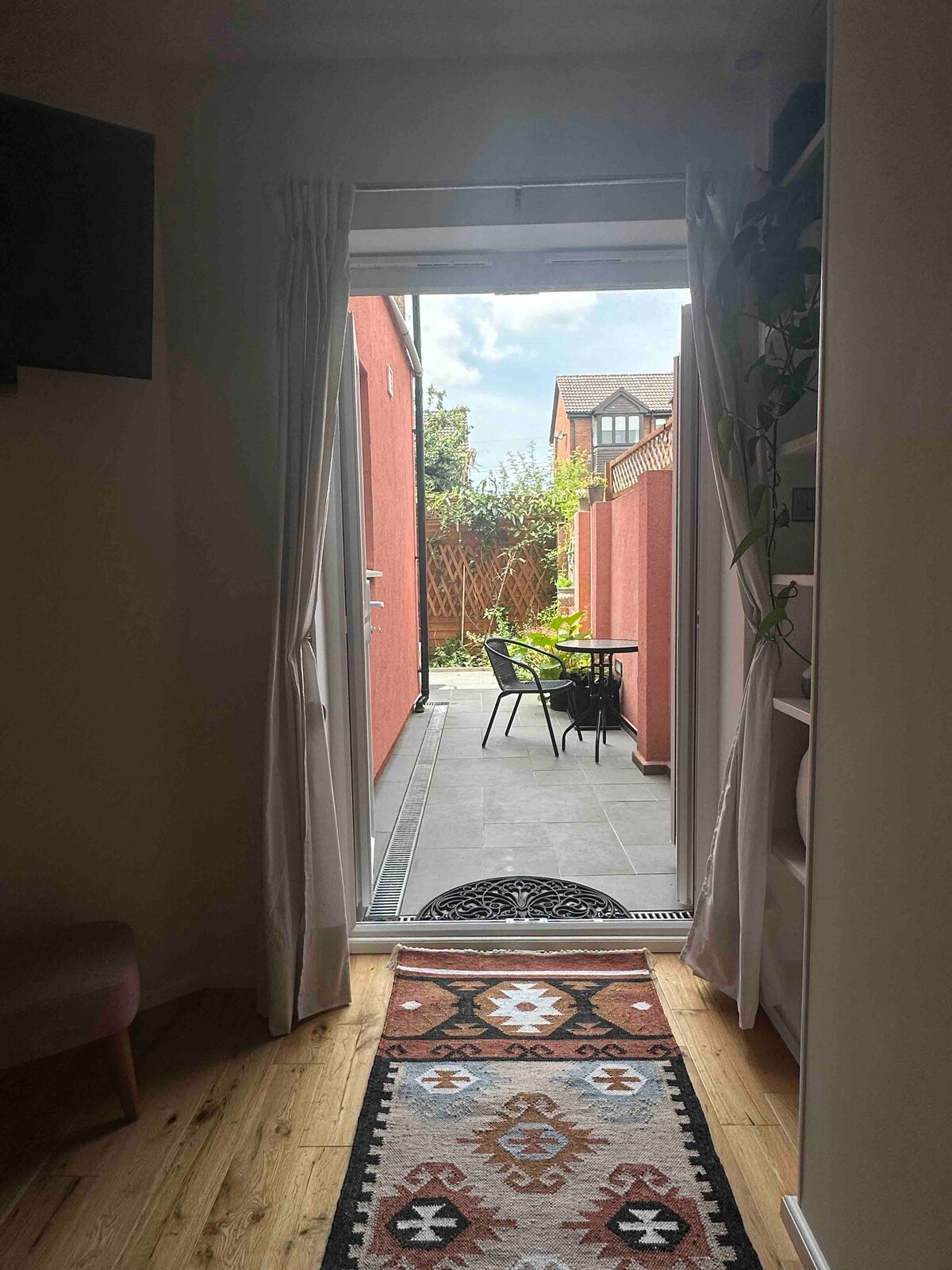 Private room with garden in Wimbledon