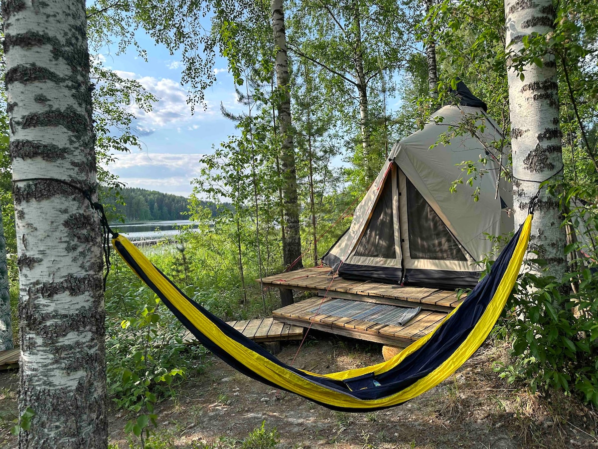 Glamping majoitus järven rannalla