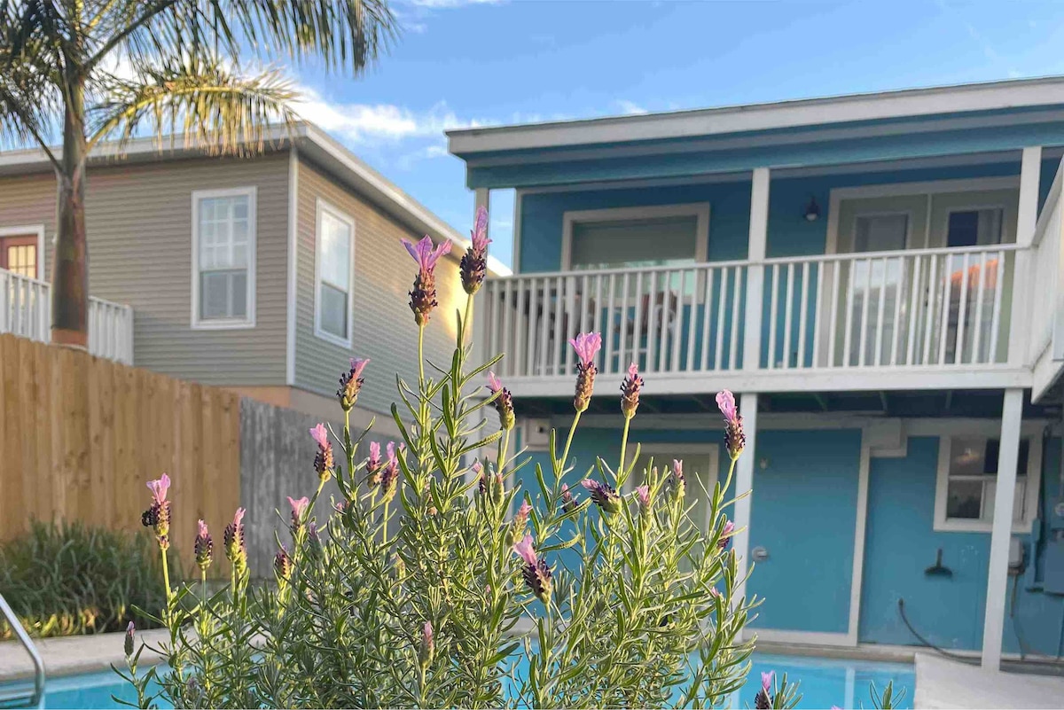 Pet Friendly Family Home Close to the Beach + pool