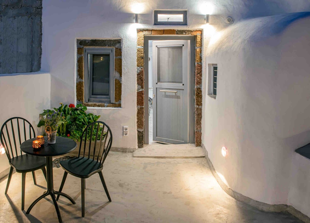 “EvnOikon II” Amazing Jacuzzi-Cave House in Fira