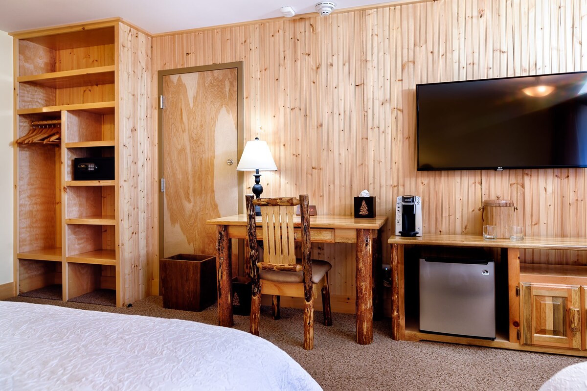 Adirondack Spruce Lodge -豪华家庭套房