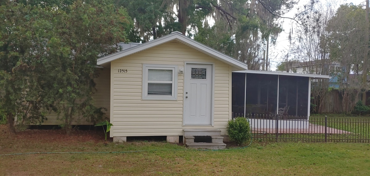 Our cozy cottage on Lake Weir with a private beach