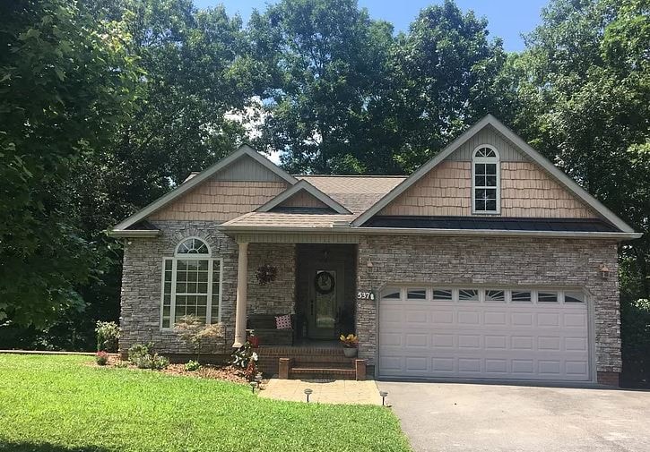 Rock Island Retreat! Clean, comfy & spacious home!