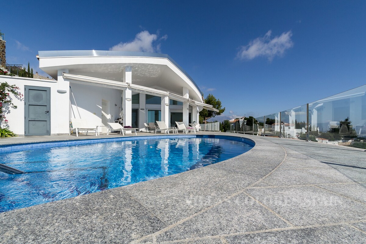 Villa Dorada with private heated pool