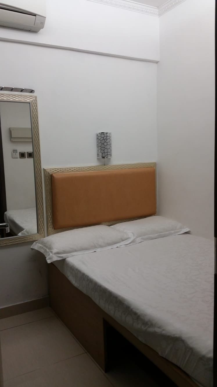 喜日賓館：1號房間床是1.2米寬（Bed width 120cm）獨立洗手間，沒窗有鮮風。