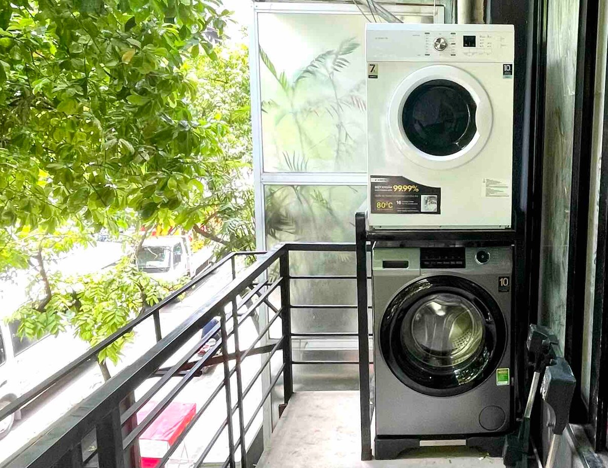 Central Loft with Skylight, Balcony & Washer Dryer