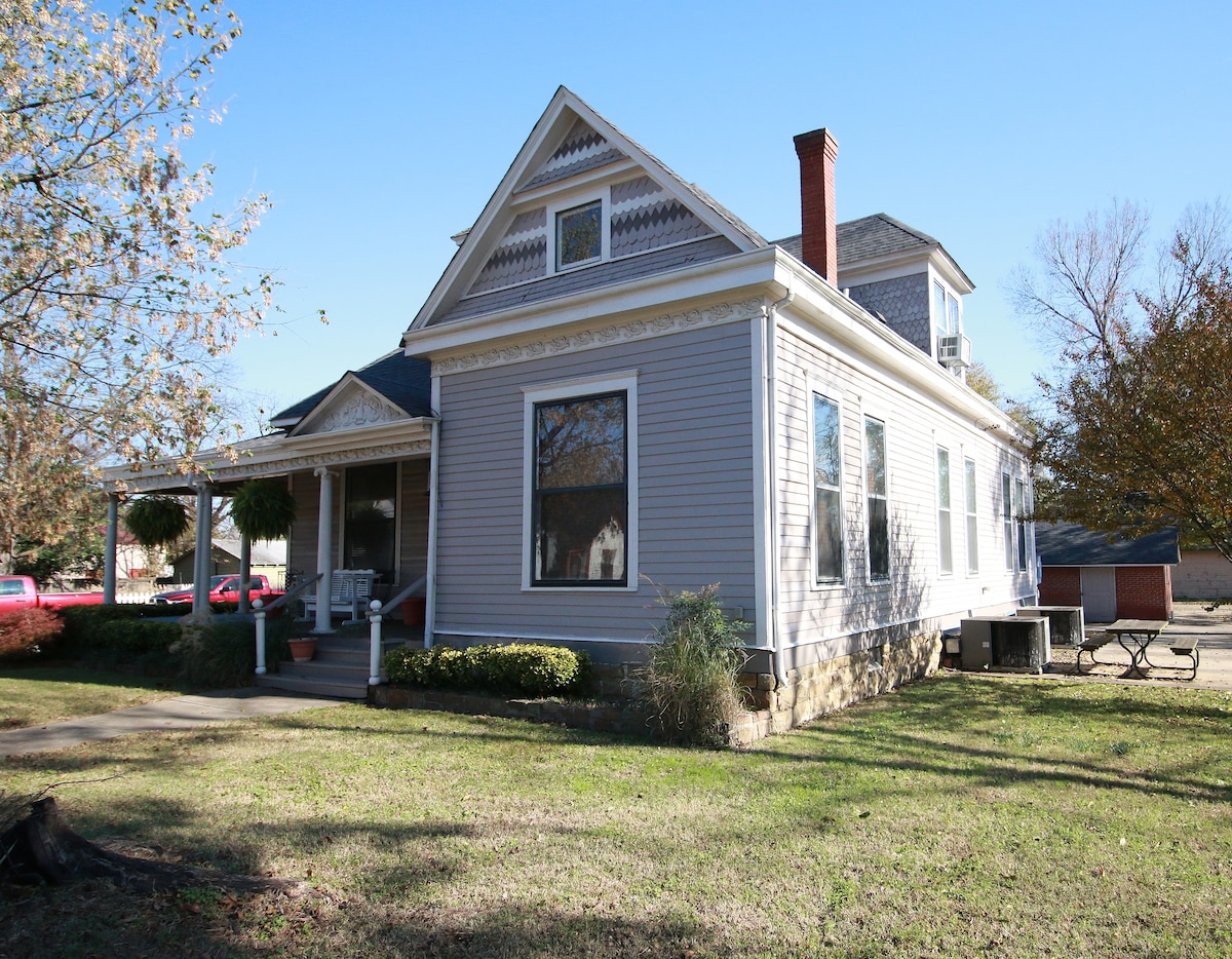 历史区（ Historic District ）的迷人安妮女王之家（ Queen Anne Home ）