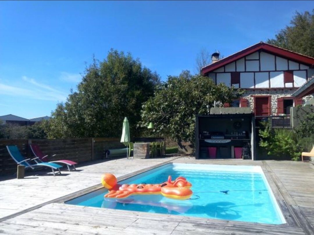 Maison piscine au Pays Basque.