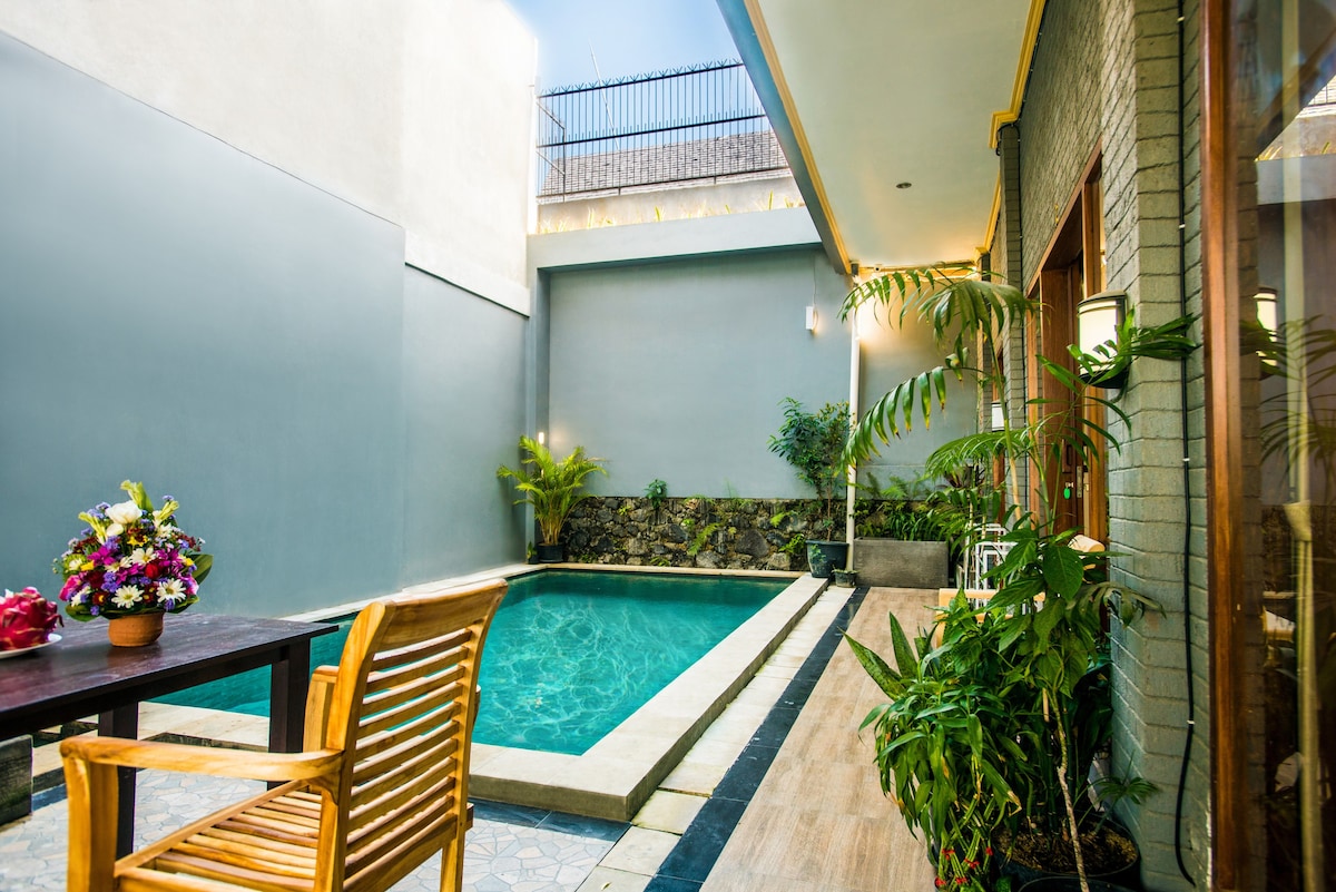 Canggu Ocean House/紫罗兰。 步行到海滩！