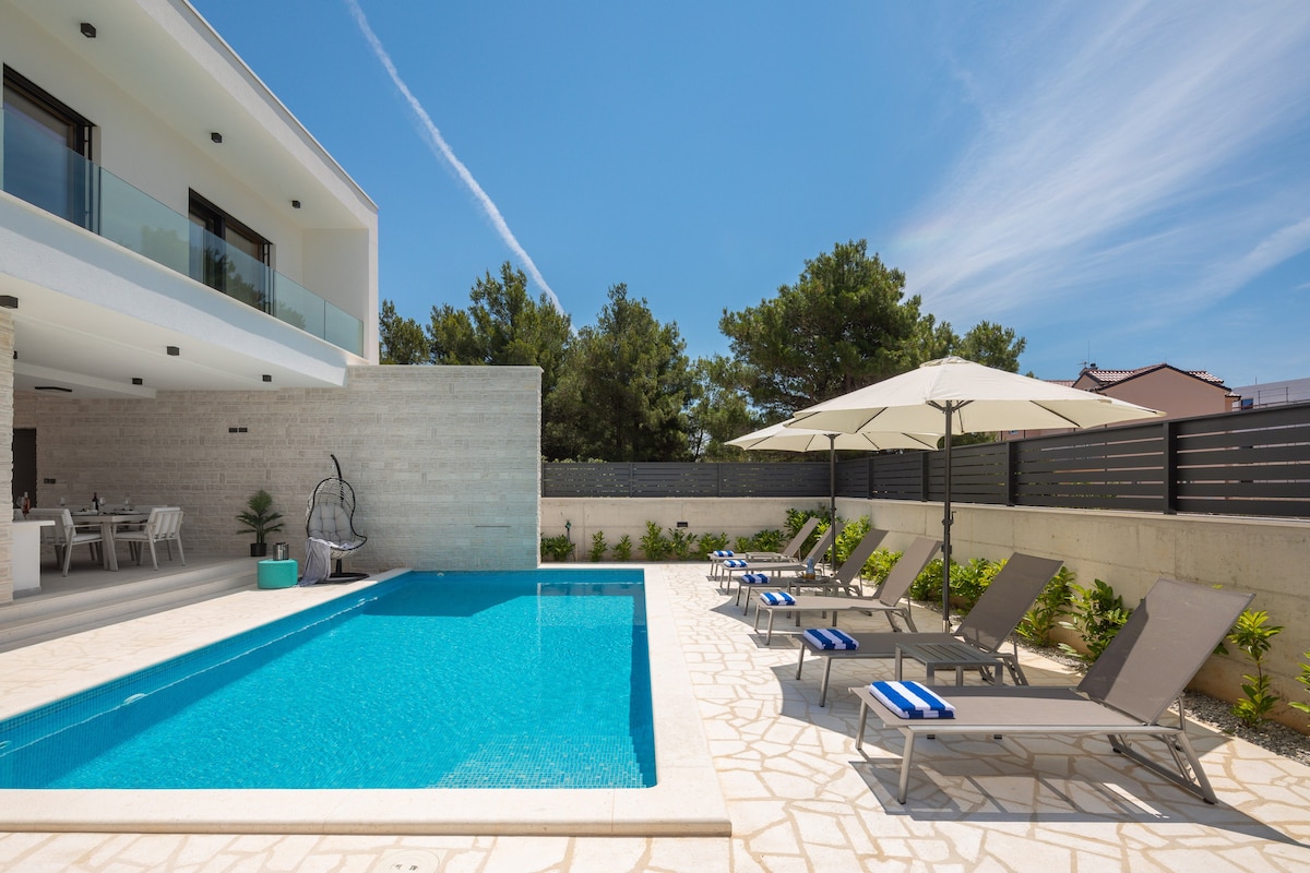 High Luxury Villa with heated pool,sauna & jacuzzi