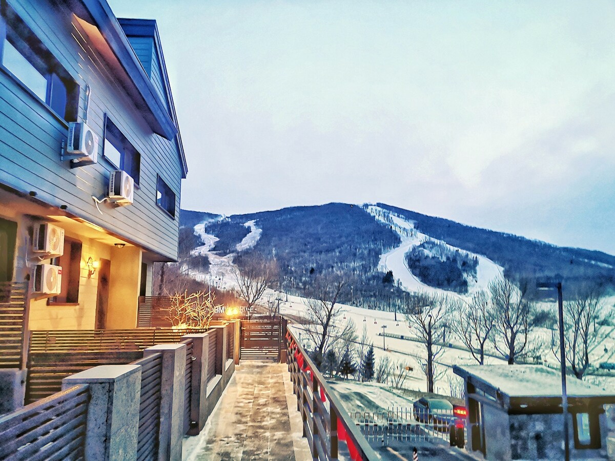 「青至美墅」小美式复古雪景度假别墅/紧邻雪道/万科松花湖滑雪场/明星同款/人气推荐/火锅麻将机