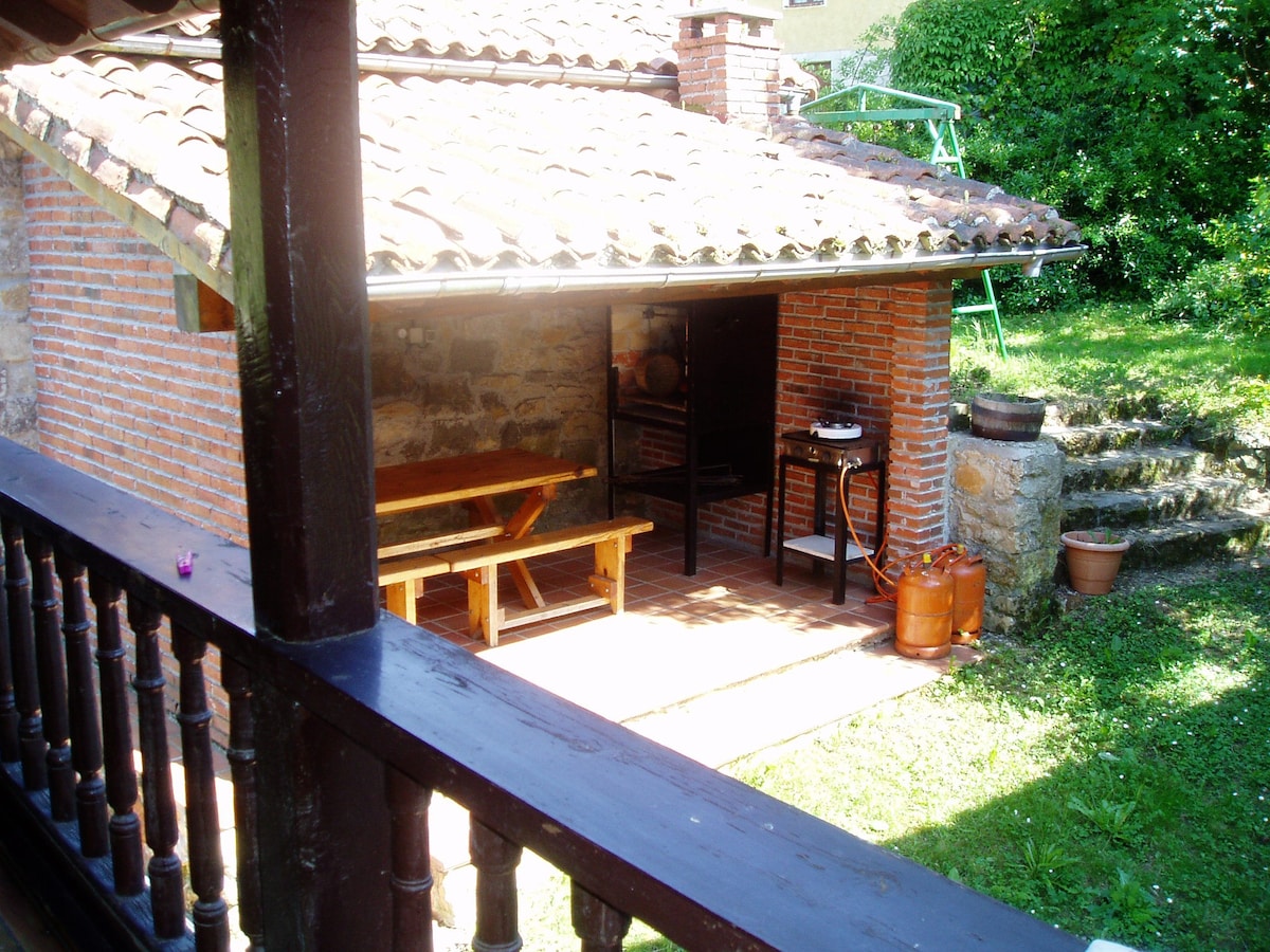 位于Cangas de Onís的典型阿斯图里亚式住宅。